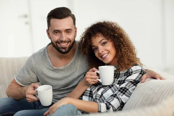 Sevgi dolu bir çift kanepe oturma odasında oturup Close-Up