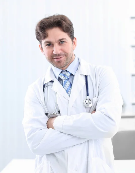 Retrato de um terapeuta confiante em um fundo claro — Fotografia de Stock