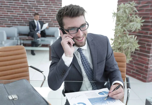 Hombre de negocios discutiendo beneficios financieros — Foto de Stock