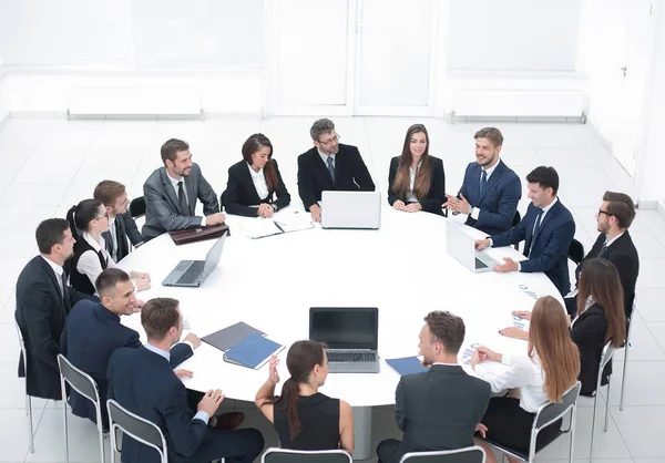 Geschäftspartner im Konferenzraum treffen. — Stockfoto