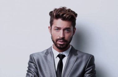 Bir gülümseyen yakışıklı işadamı portresi kadar beyaz üzerinde kapatın