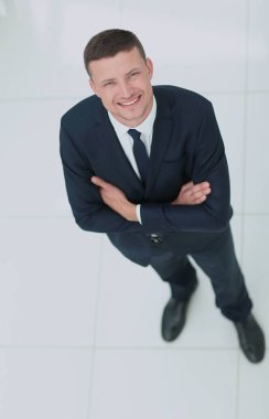 Beyaz arka plan üzerinde izole başarılı bir iş adamı