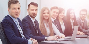 İş takım kameraya gülümseyen bir çizgi