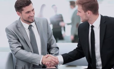 İş ekibi planlarını tartışıyor.