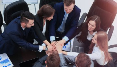 İş adamları kendi elleriyle birlikte bir daire içinde