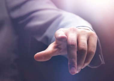İş adamı hayali bir düğmeye basıyor