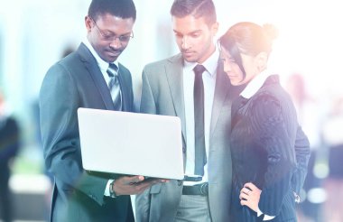 holding modern dizüstü bilgisayar ekibi ile mutlu iş adamı