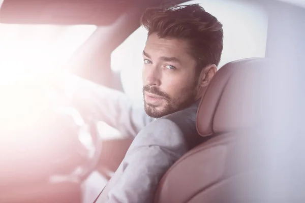 Selbstbewusster Geschäftsmann sitzt im Auto — Stockfoto
