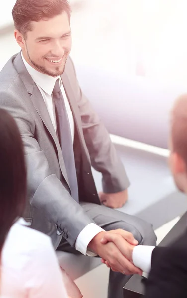 Feliz hombre de negocios sonriente estrechando las manos después de un trato en la oficina — Foto de Stock