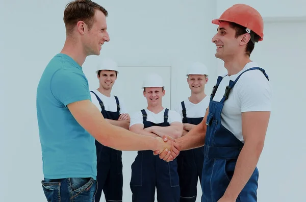 Kunde schüttelt Bauunternehmer die Hand — Stockfoto