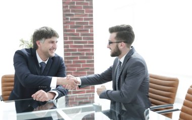 İş ortakları sözleşme tartıştıktan sonra el sallamak