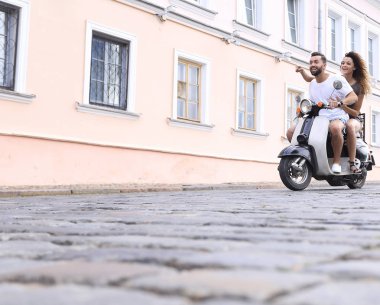 Mutlu çift retro motosiklet sürme tam uzunlukta yan görünüm