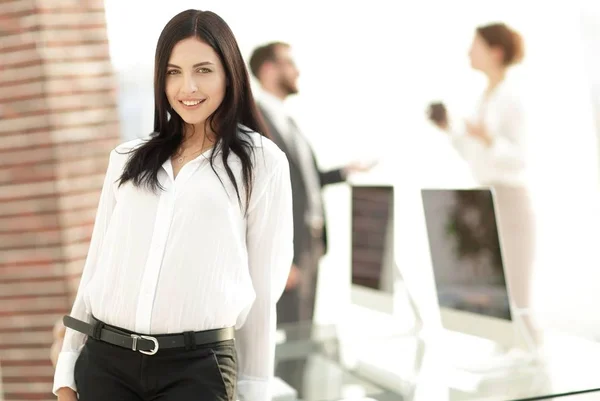 Perspectief succesvolle jonge vrouw in het kantoor — Stockfoto