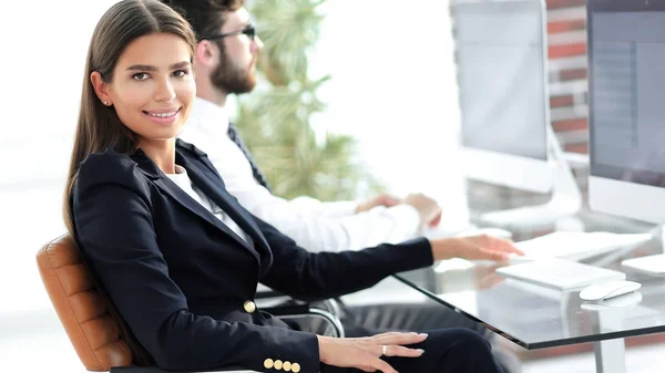 Молода бізнес-леді сидить за столом — стокове фото