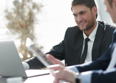 closeup.successful işadamı çalışma konuları tartışmaya bir meslektaşı ile