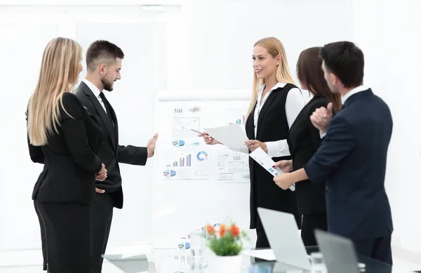 Gente de negocios en la presentación en oficina — Foto de Stock