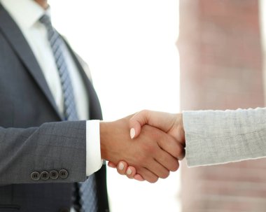 İşadamları el sıkışma başarılı iş toplantı sonrasında