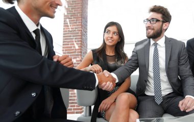 El sıkışma müdürü ve müvekkil ofis lobisindeki bir toplantıda..