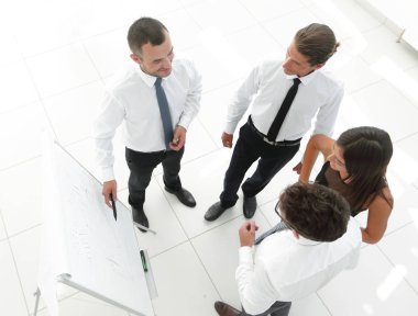 arka plan resmi bir iş takımının yeni fikirler tartışıyor.