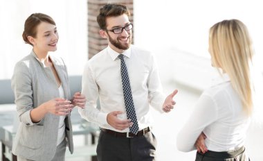 Ofiste konuşmak Yöneticisi ve iş takım.