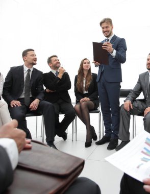 İş koçu iş ekibiyle iletişim kurar.