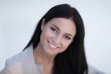 Başarılı genç bir kadının yakın plan yüzü..