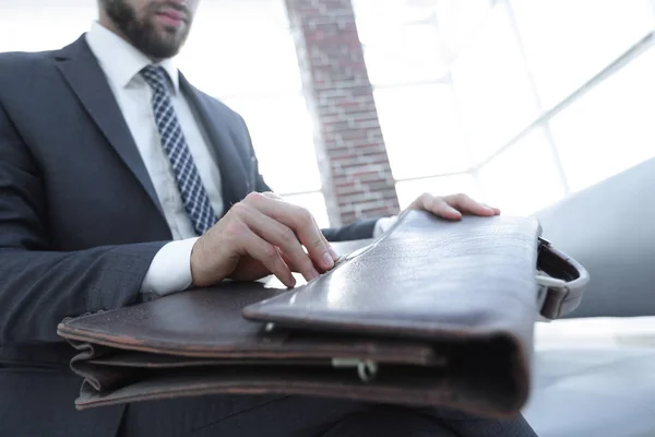 Hombres de negocios de la mano con suitecase en una oficina moderna — Foto de Stock