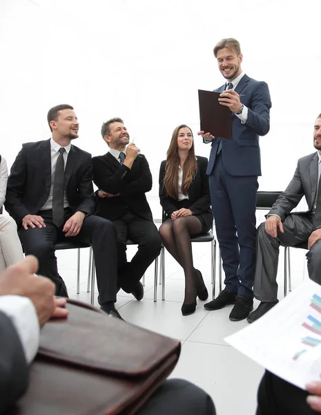 İş koçu iş ekibiyle iletişim kurar.