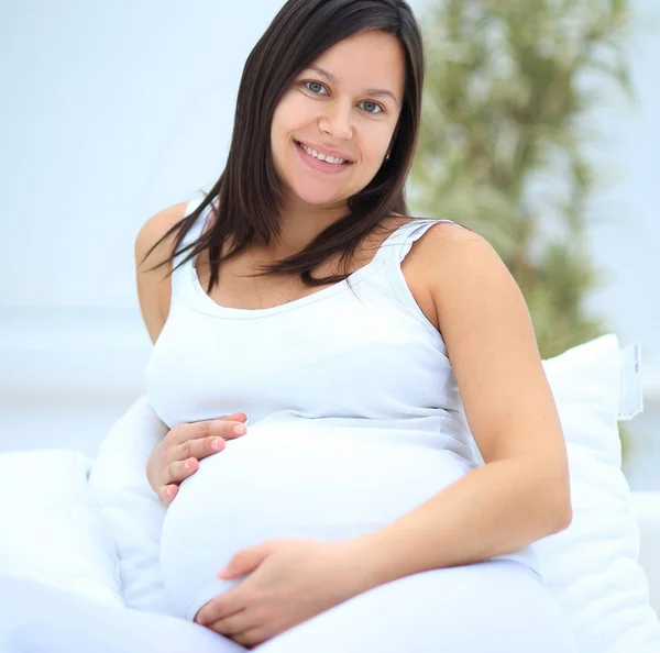 Porträtt av en glad gravid kvinna. — Stockfoto