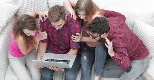 Grupo de amigos olhando para a foto no laptop . — Fotografia de Stock