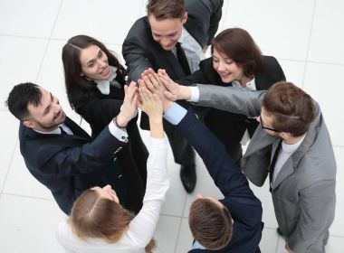 Yakın plan. Elleri bağlı neşeli bir iş ekibi.