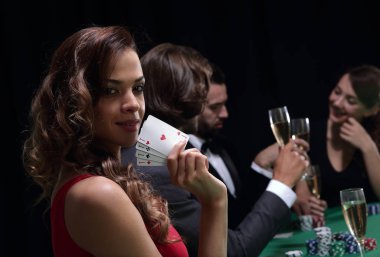 kadın şampanya kadehi casino holding rulet masasında