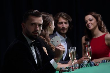 Yakışıklı adam casino oynamak