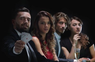 Şampanya ile poker zaferini kutluyor.