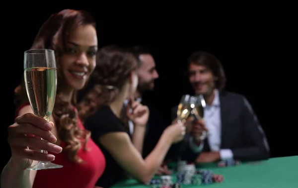 Grupo adulto comemorando amigo ganhar blackjack — Fotografia de Stock