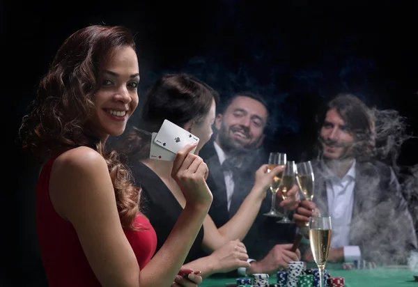 Adult group celebrating friend winning blackjack — Stock Photo, Image