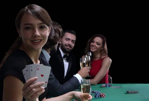 Porträtt av den kvinnliga spelaren vid pokerbordet med kort — Stockfoto