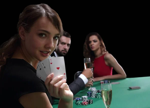 Portrait du joueur féminin à la table de poker avec des cartes — Photo