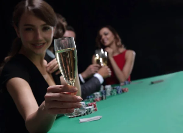 Jovem bela mulher jogando no casino — Fotografia de Stock