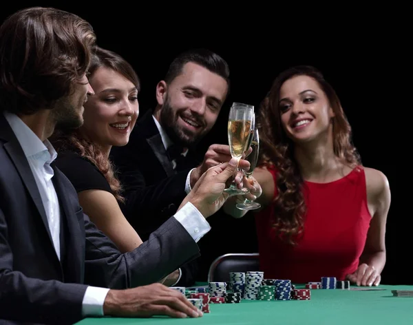 Vänner dricka och fira en spelande night — Stockfoto