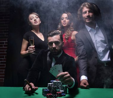 Puro sigara ve casino oynamak zengin yakışıklı adam