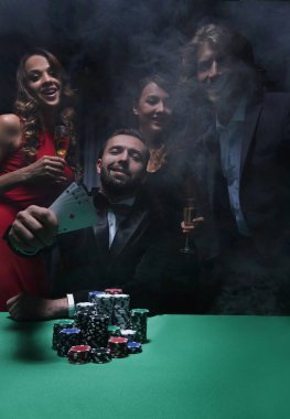 Mutlu bir şirket bir zafer Poker şampanya ile kutluyor.