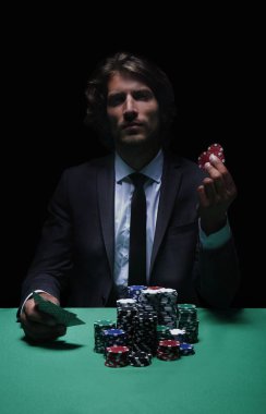 Bir casino poker oyuncusu