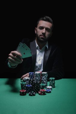 Kazanan ve elinde as tutan mutlu poker oyuncusu