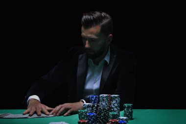 Oyuncu poker masasında.