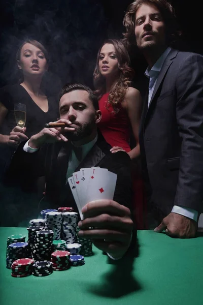 Man with cigar placing bet at roulette — Stock Photo, Image