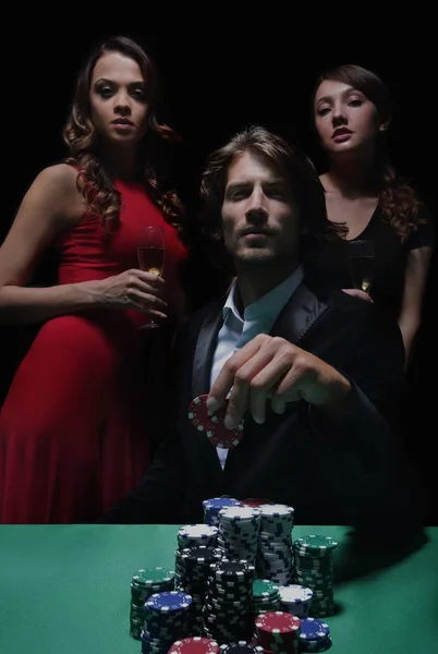 Mann am Roulettetisch umgeben von schönen Frauen — Stockfoto