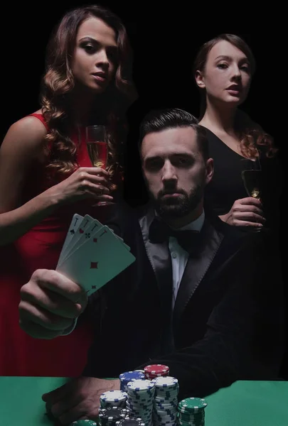 Homens e mulheres concentrados jogando poker no cassino — Fotografia de Stock