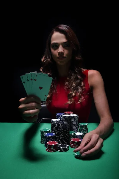 Vacker kvinna med casino chips en svart — Stockfoto