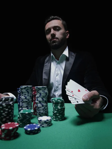 Ευτυχισμένος παίκτης πόκερ κερδίζει και κρατώντας ένα ζευγάρι άσους — Φωτογραφία Αρχείου